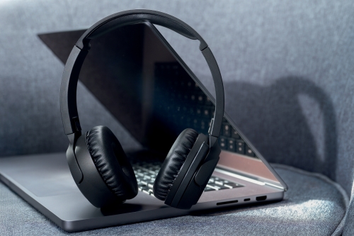 Casti Kensington EQ H1050 On-Ear, reglabile, microfon cu anulare sunet inclus, conexiune Bluetooth, plastic partial reciclat, negru